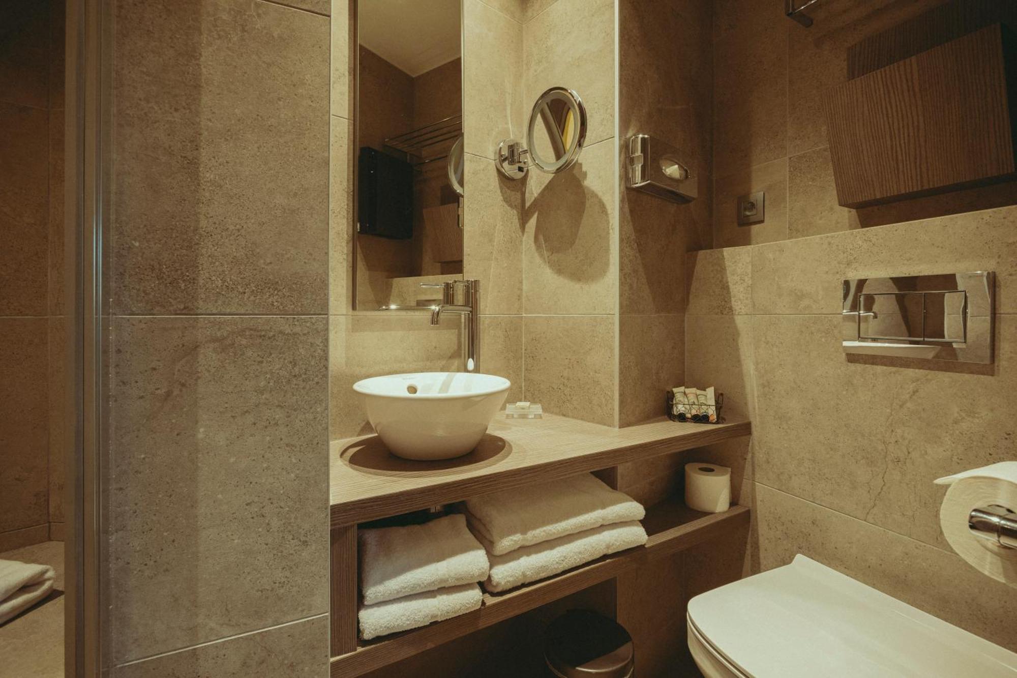 De Clochemerle, Privatif & Restaurant Gastronomique Hotel 3*