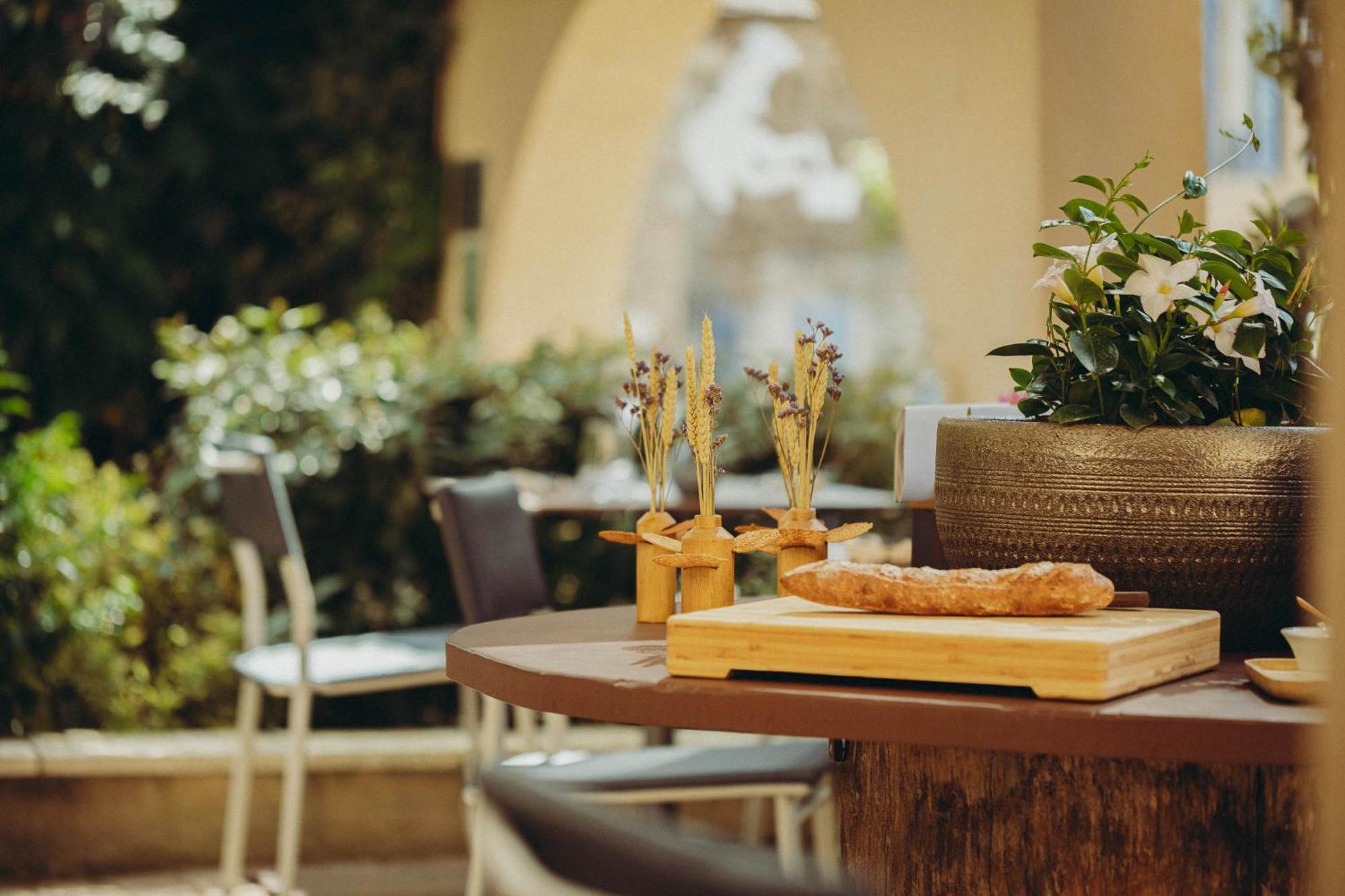 De Clochemerle, Privatif & Restaurant Gastronomique Vaux-en-Beaujolais