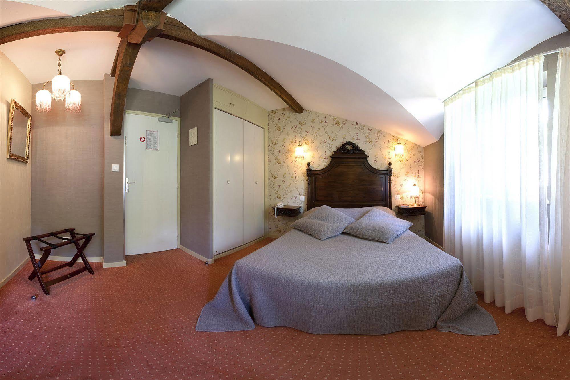 Hotel De Clochemerle, Privatif & Restaurant Gastronomique Vaux-en-Beaujolais